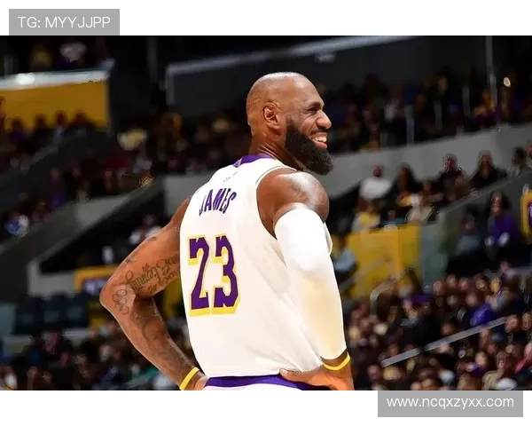 湖人队连胜势头强劲 詹姆斯关键时刻再展领袖风采